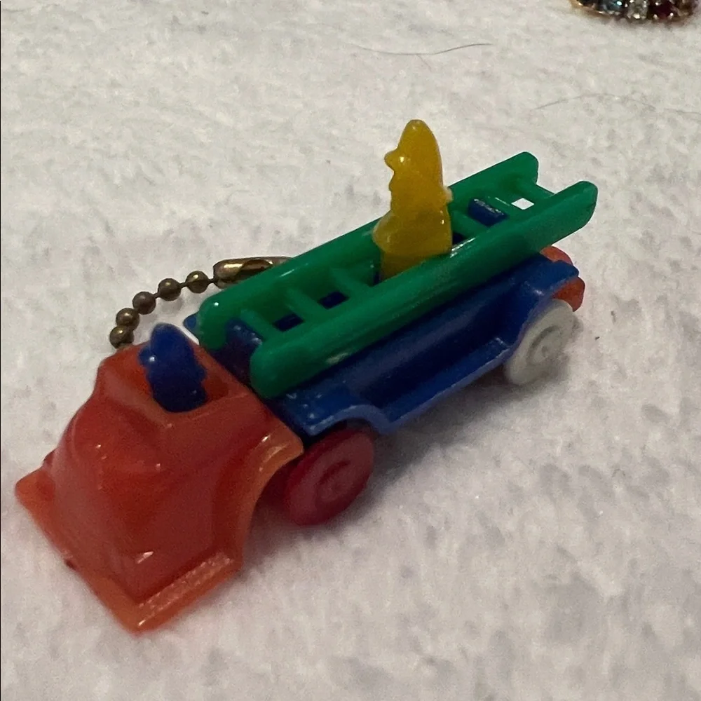 VINTAGE Lionel Fire Engine PUZZLE PLASTIC KEY CHAIN KEYCHAIN RING
